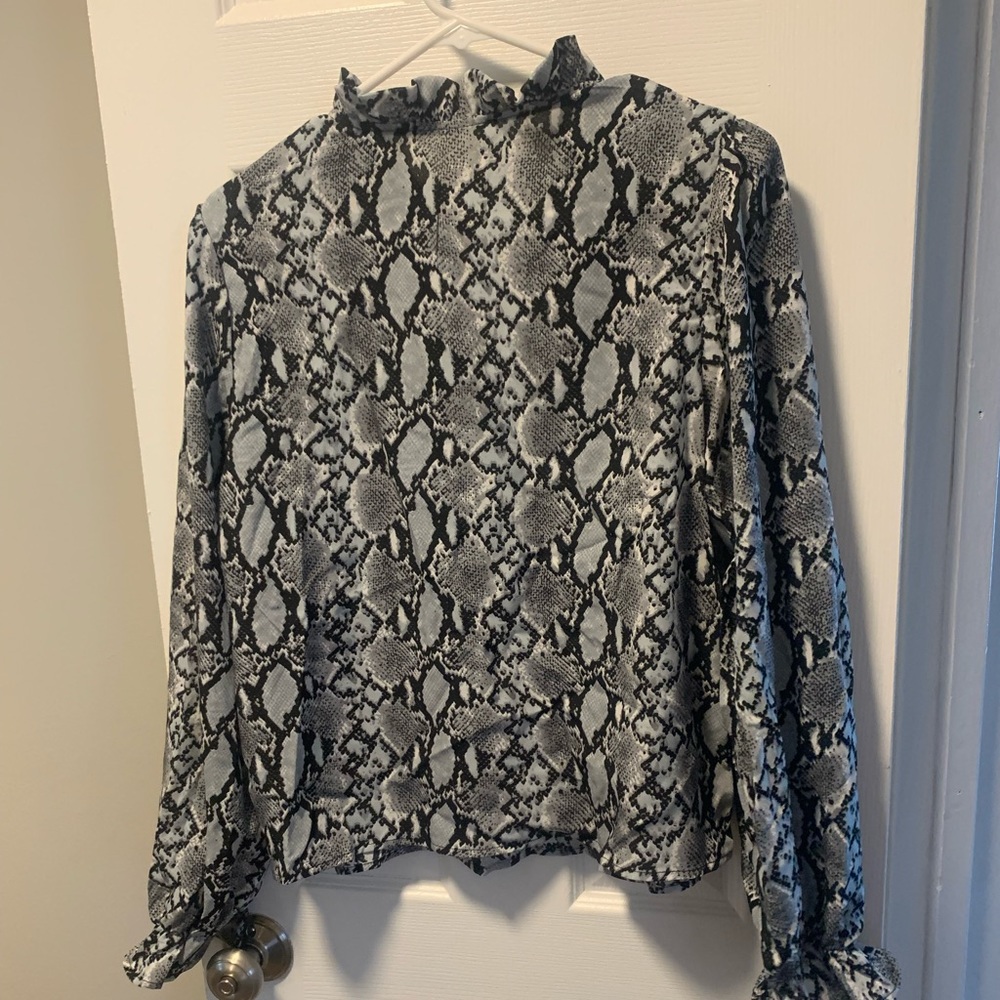 Cute dressy top! Never worn! 🤍🖤🤍🖤